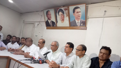 সংবাদ সম্মেলনে বক্তব্য রাখছেন রুহুল কবির রিজভী