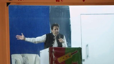 মার্চ মাসে লাহোরে বুলেটপ্রুফ বাক্সের ভেতর থেকে বক্তব্য দেন ইমরান খান। ছবি: এপি