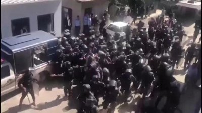 ইসলামাবাদ হাইকোর্ট প্রাঙ্গন থেকে ইমরানকে গ্রেফতার করা হয়েছে। ছবি: রয়টার্স