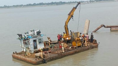 মোংলা বন্দরে নাব্যতা ফেরাতে কাজ করা ড্রেজার ইমাম বোখারি