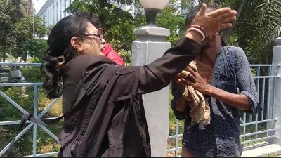 যশোরে রিকশাচালককে মারধর করছেন আরতি রাণী ঘোষ নামে এক আইনজীবী।