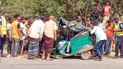 কারের ধাক্কায় গুঁড়িয়ে যাওয়া অটোরিকশা
