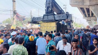 ক্রেন দিয়ে লরি সরিয়ে নেওয়া হচ্ছে