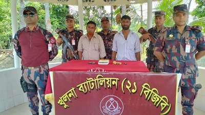 উদ্ধার হওয়া সোনা ও আটক দুই পাচারকারী