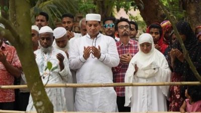 ছেলে জাহাঙ্গীর আলমকে সঙ্গে নিয়ে স্বামীর কবর জিয়ারত করছেন স্বতন্ত্র মেয়র প্রার্থী জায়েদা খাতুন। ছবি: বাংলা ট্রিবিউন