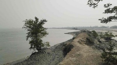 বেড়িবাঁধে ভাঙন