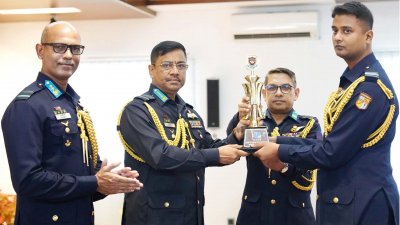 বিমান বাহিনী প্রধান এয়ার চিফ মার্শাল শেখ আব্দুল হান্নান সনদপত্র ও ট্রফি প্রদান করেন