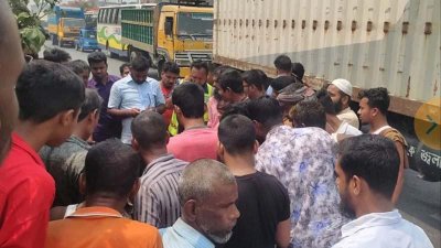 ঘটনাস্থলে মানুষের ভিড়