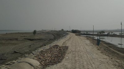 ঝুঁকিপূর্ণ বেড়িবাঁধ