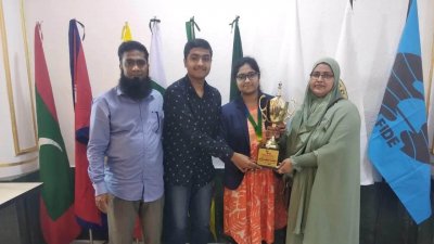 পরিবারের সঙ্গে ট্রফি হাতে জান্নাতুল