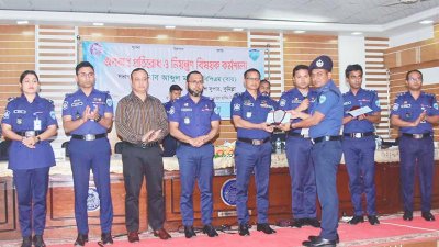 পুরস্কার নিচ্ছেন বরুড়া থানার ওসি ফিরোজ আহমদ