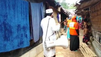 ক্যাম্পে মাইকিং করে সতর্ক করা হচ্ছে।