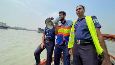 চট্টগ্রামে মানুষজনকে সচেতন করতে মাইকিং করা হচ্ছে