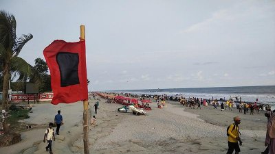 সমুদ্রের জোয়ার কিছুটা বাড়লেও আজ কুয়াকাটায় গোসলে নেমেছেন কয়েক হাজার পর্যটক
