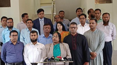 সভা শেষে সাংবাদিকদের সঙ্গে কথা বলেন নির্বাচন কমিশনার রাশেদা সুলতানা