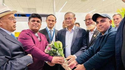 বিমান বন্দরে তথ্যমন্ত্রী ড. হাছান মাহমুদকে স্বাগত জানান বাংলাদেশের রাষ্ট্রদূত মেহেদী হাসান এবং সেখানকার স্থানীয় আওয়ামী লীগ ও সহযোগী সংগঠনের নেতারা