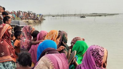 ব্রহ্মপুত্র ন‌দে বালু উ‌ত্তোলনের ফ‌লে সৃষ্ট গর্তে প‌ড়ে এক শিশুর মৃত্যু