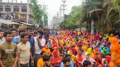 সড়ক অবরোধ করে বিক্ষোভ করেছেন গাজীপুরের শ্রীপুর উপজেলার ধলাদিয়া সাঁটিয়াবাড়ী ডার্ড কম্পোজিট কারখানার শ্রমিকরা
