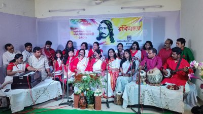 ‘রবিসন্ধ্যা’য় সংগীত পরিবেশন করছেন শিল্পীরা