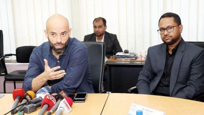 সংবাদ সম্মেলনে কথা বলেন কাবরেরা
