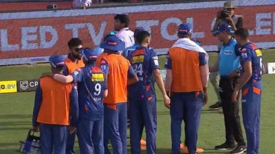 দর্শকদের উচ্ছৃঙ্খলতায় বন্ধ ছিল খেলা