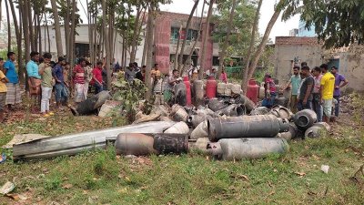 গ্যাস রিফিলের অবৈধ কারখানাটি