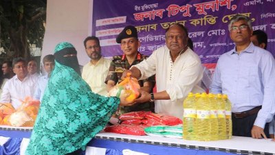 নিম্নআয়ের পরিবারের মাঝে মে মাসে টিসিবির পণ্য বিক্রি কার্যক্রমের উদ্বোধন করেন বাণিজ্যমন্ত্রী টিপু মুনশি