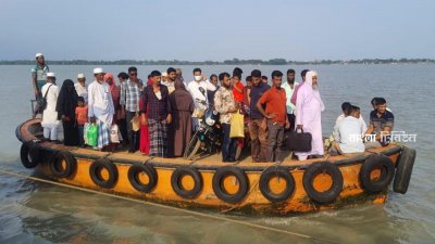 বরগুনার বিভিন্ন খেয়াঘাটে নিরাপত্তা সরঞ্জাম ছাড়াই যাত্রীদের পারাপার করা হচ্ছে