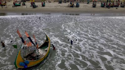 উত্তাল টেকনাফ উপকূল, ছবি: রয়টার্স