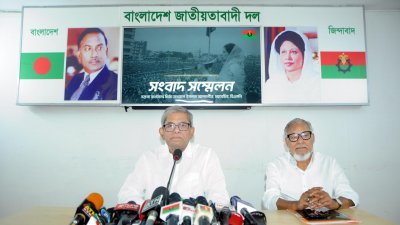 সংবাদ সম্মেলনে বিএনপির মহাসচিব মির্জা ফখরুল ইসলাম আলমগীর ও স্থায়ী কমিটির সদস্য নজরুল ইসলাম খান