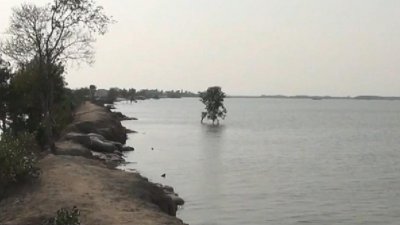ঘূর্ণিঝড় মোখা: সাতক্ষীরায় বেড়েছে নদ-নদীর পানি