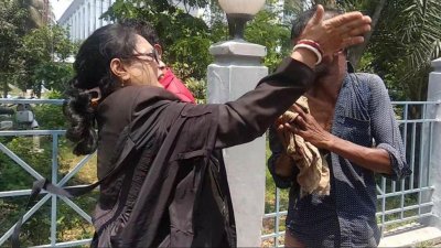 রিকশাচালকে মারধর করেন ওই আইনজীবী