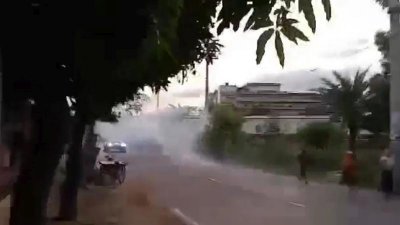 টিয়ারশেল ছুড়েছে পুলিশ