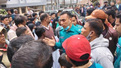 ডায়ালাইসিস ফি কমানোর আন্দোলন থেকে গ্রেফতারের পর শিক্ষার্থী মোস্তাকিমকে পাঁচলাইশ থানায় আটকে নির্যাতনের অভিযোগে মামলা করা হয়েছিল