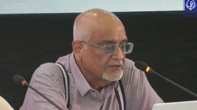 সিপিডি-নাগরিক প্ল্যাটফর্মের সংলাপে বক্তব্য রাখছেন দেবপ্রিয় ভট্টাচার্য