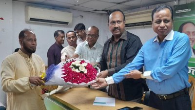 রাজধানীর বনানী জাতীয় পার্টির চেয়ারম্যান কার্যালয়ে কিশোরগঞ্জ জেলা জাতীয় পার্টির মতবিনিময় সভায় মুজিবুল হক চুন্নু