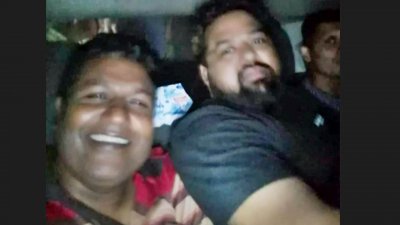 গ্রেফতারের পর রইজ উদ্দিন মান্নাকে গাড়িতে করে থানায় নেওয়ার পথে সেলফি তুলেছেন এসআই সাইদুল হক