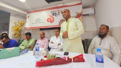 অনুষ্ঠানে বক্তব্য দিচ্ছেন আগত এক অতিথি