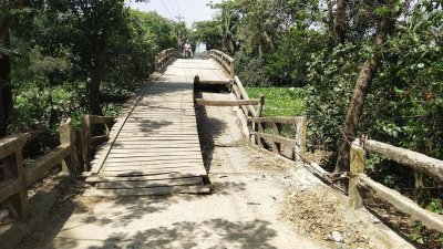 সেতুতে কাঠের তক্তা বসিয়ে চলাচল চলছে