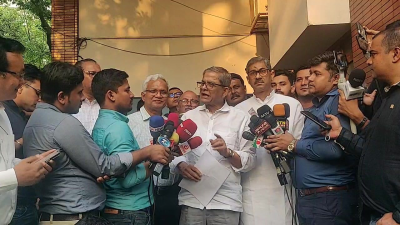 বৈঠক শেষে সাংবাদিকদের সঙ্গে কথা বলছেন মির্জা ফখরুল ইসলাম আলমগীর