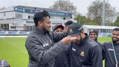 সাকিবের কাছ থেকে ক্যাপ পান মৃত্যুঞ্জয়