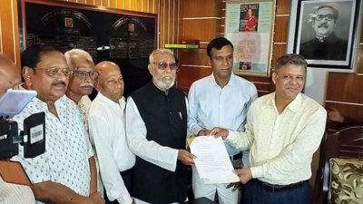 মঙ্গলবার সকালে রিটার্নিং কর্মকর্তার কাছে মনোনয়নপত্র জমা দেন আওয়ামী লীগ মনোনীত মেয়র প্রার্থী তালুকদার আব্দুল খালেক