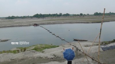 অবৈধভাবে ড্রেজার বসিয়ে দিনরাত বালু তোলায় সদরের খাগডহর ইউনিয়নের ঘুন্টিসহ আশপাশের কয়েকটি গ্রামের মানুষজন কৃষিজমি ও বসতভিটা হারানোর শঙ্কায় আছেন