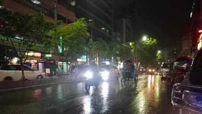 রাজধানীতে এক পশলা বৃষ্টি (ছবি: সালমান তারেক শাকিল)