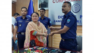 পুলিশ সুপার কার্যালয়ে উদ্ধার মোবাইল ফোন মালিকদের হাতে তুলে দেওয়া হয়