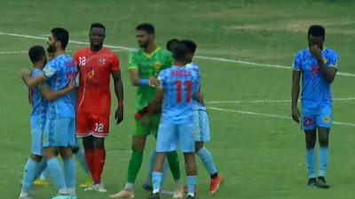 আবাহনীর বড় জয়ের পর খেলোয়াড়দের উদযাপন