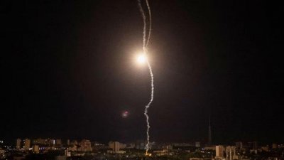 কিয়েভের আকাশে বিস্ফোরণ। ছবি: রয়টার্স