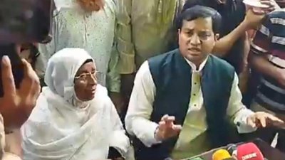 মাকে পাশে নিয়ে সংবাদ সম্মেলন করেন গাজীপুরের সাবেক মেয়র জাগাঙ্গীর আলম