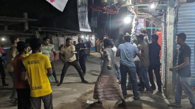ছাত্রলীগ নেতাকর্মীদের ওপর দেশীয় অস্ত্র, লাঠি, পাইপ ও ক্রিকেট ব্যাট নিয়ে হামলা চালায় মেহেদী বাহিনী