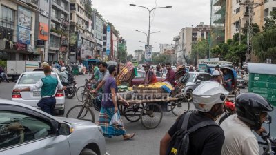 পুরনো ‘ক্রসিং’ ও ‘ইউটার্ন’ বন্ধ করে নতুন জায়গায় তৈরি করার পরও যানজট কমেনি, বরং কোথাও কোথাও বেড়েছে (ছবি: সাজ্জাদ হোসেন)